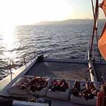 foto catamaran gente disfrutando en el sofa