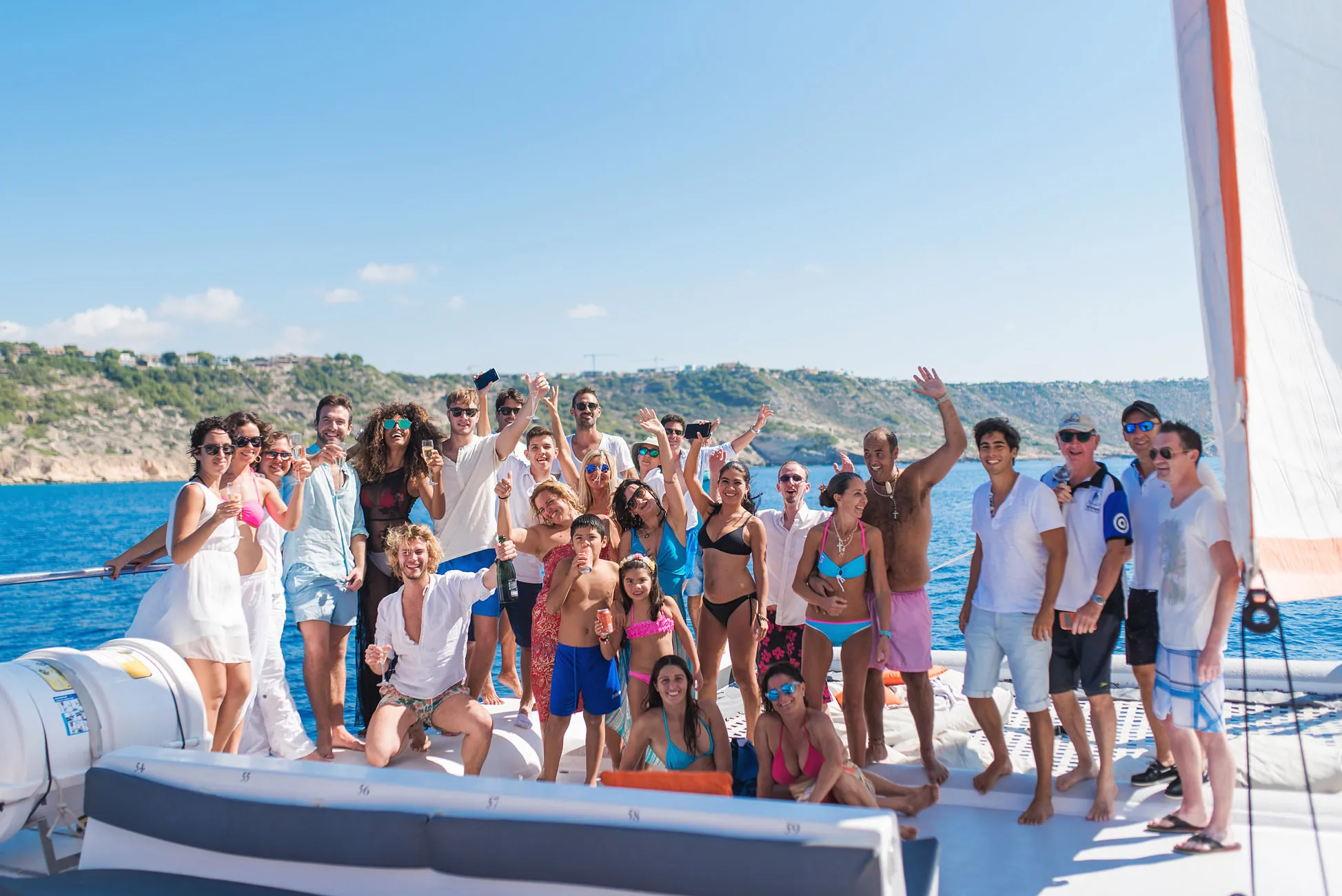 foto catamaran gente disfrutando 