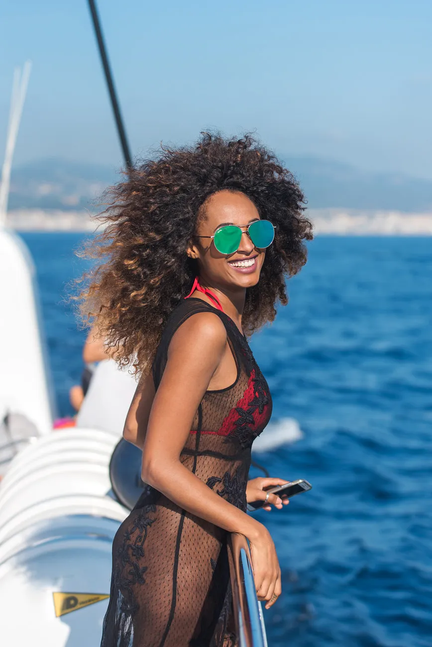 photo catamaran brunette posing