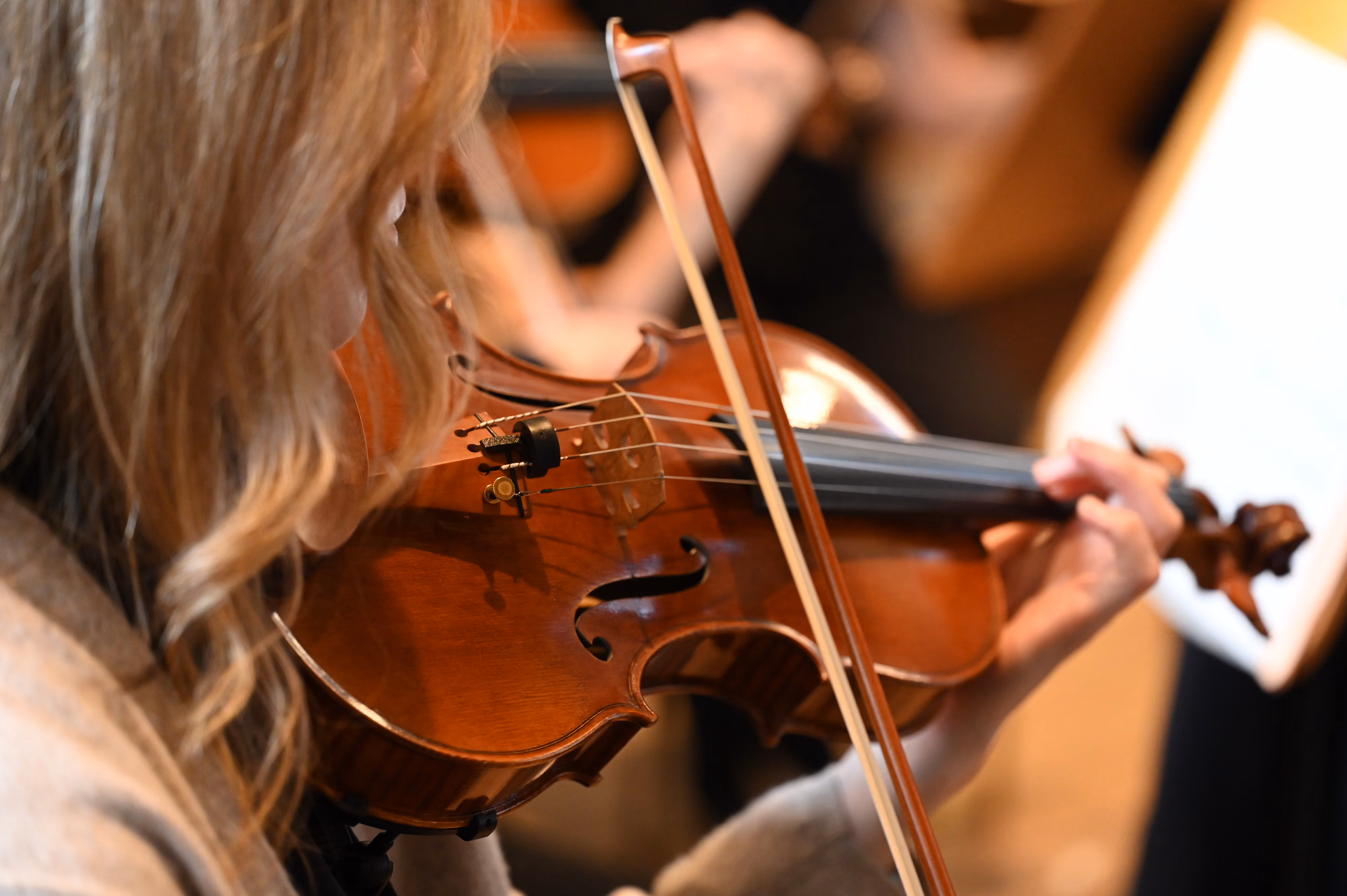 A woman plays violin