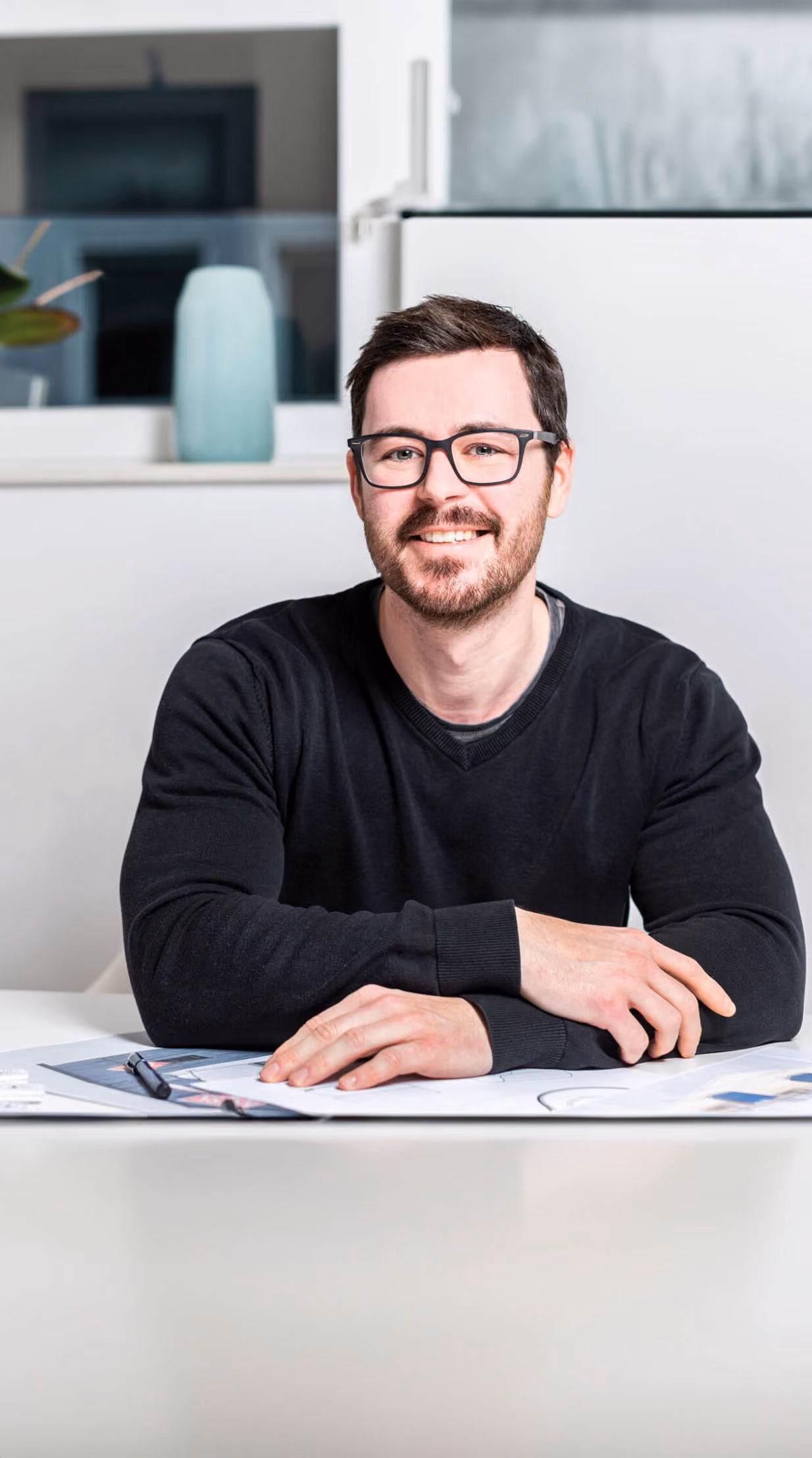 Felix Blodig 3D Designer Portraitfoto am Schreibtisch