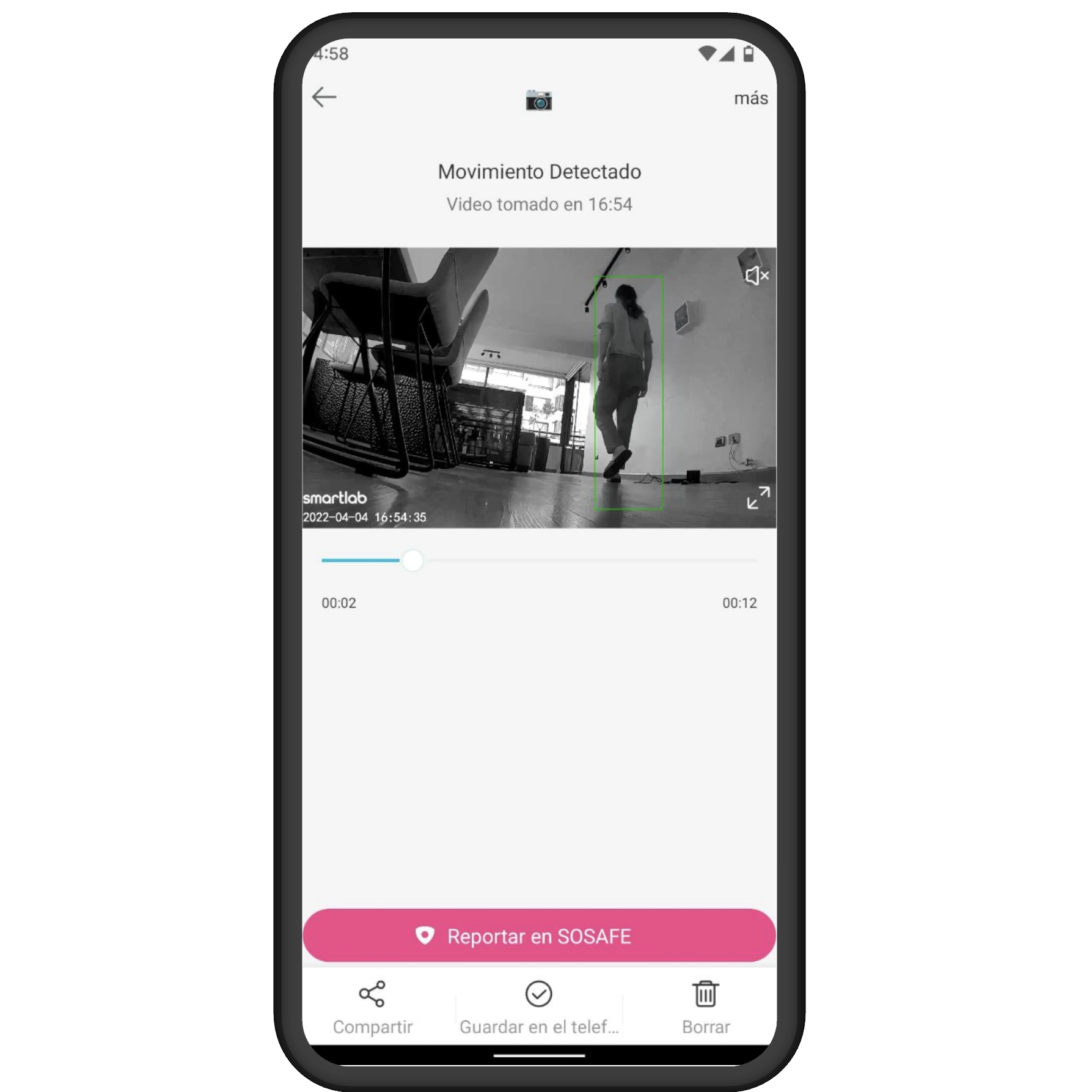 Pantalla de un smartphone en la que se muestra un vídeo activado por movimiento de una persona caminando en el interior, con controles de reproducción y un botón rosa para informar a través de SOSAFE.