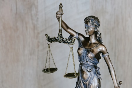 Lady Justice statue – FTC influencer marketing compliance guide