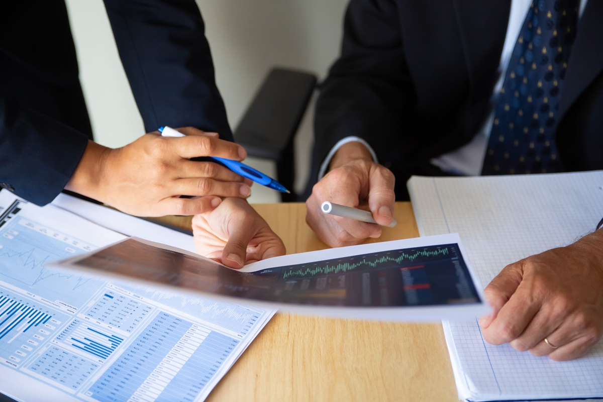 Explore our complete guide to sector investing and learn all about what it is, the best strategies, and tools to start trading!