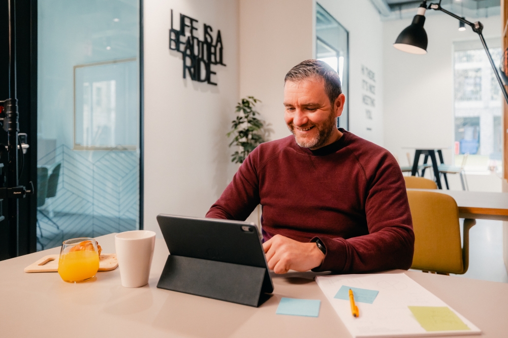 Man aan het werk voor zijn eigen zaak in een co-working space