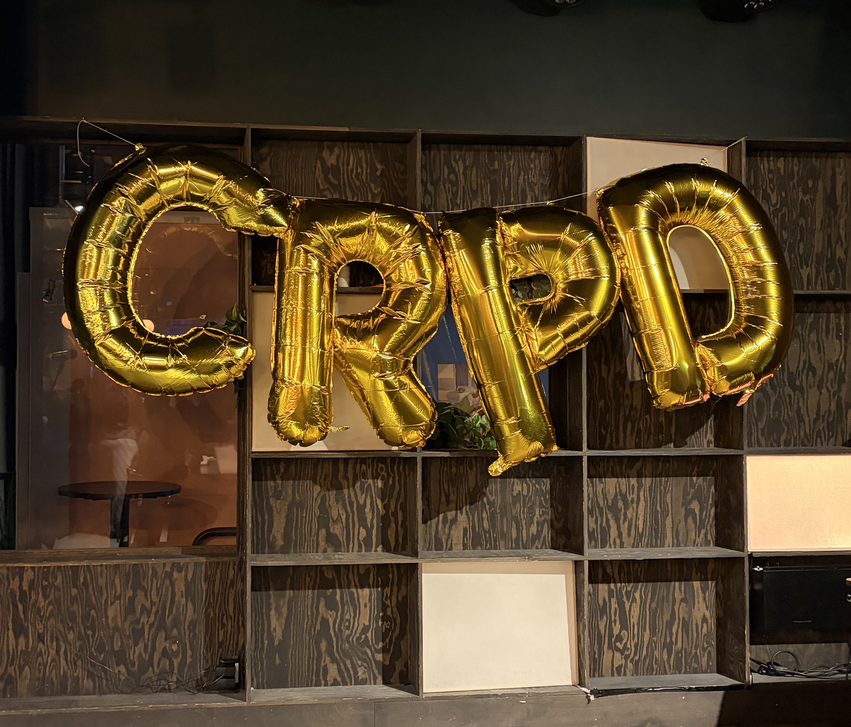 Sølvfargete CRPD-bokstavballonger på en scene