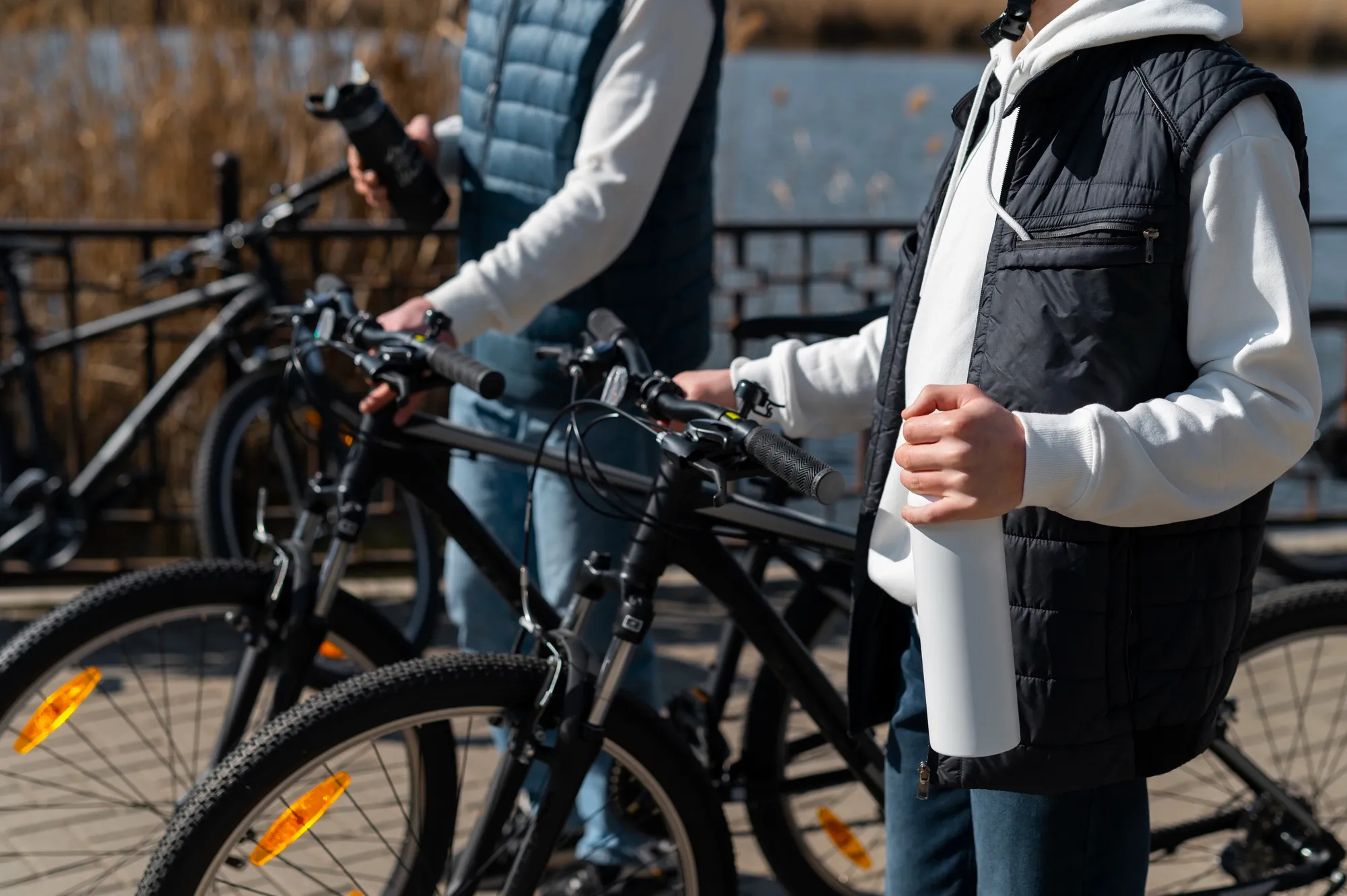 padre e hijo con sus bicicletas compradas a meses sin intereses