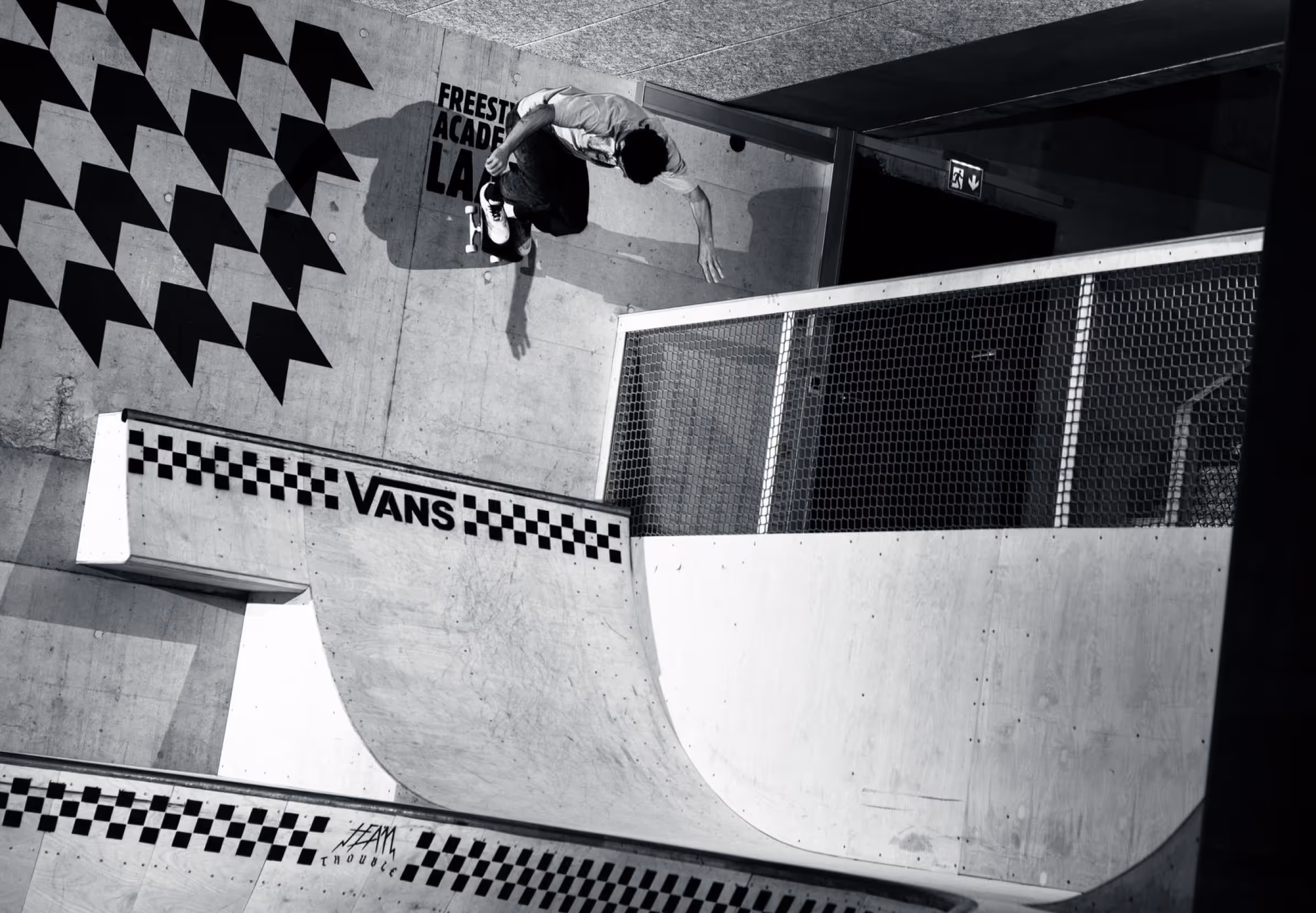Skateboarder auf einer Halfpipe