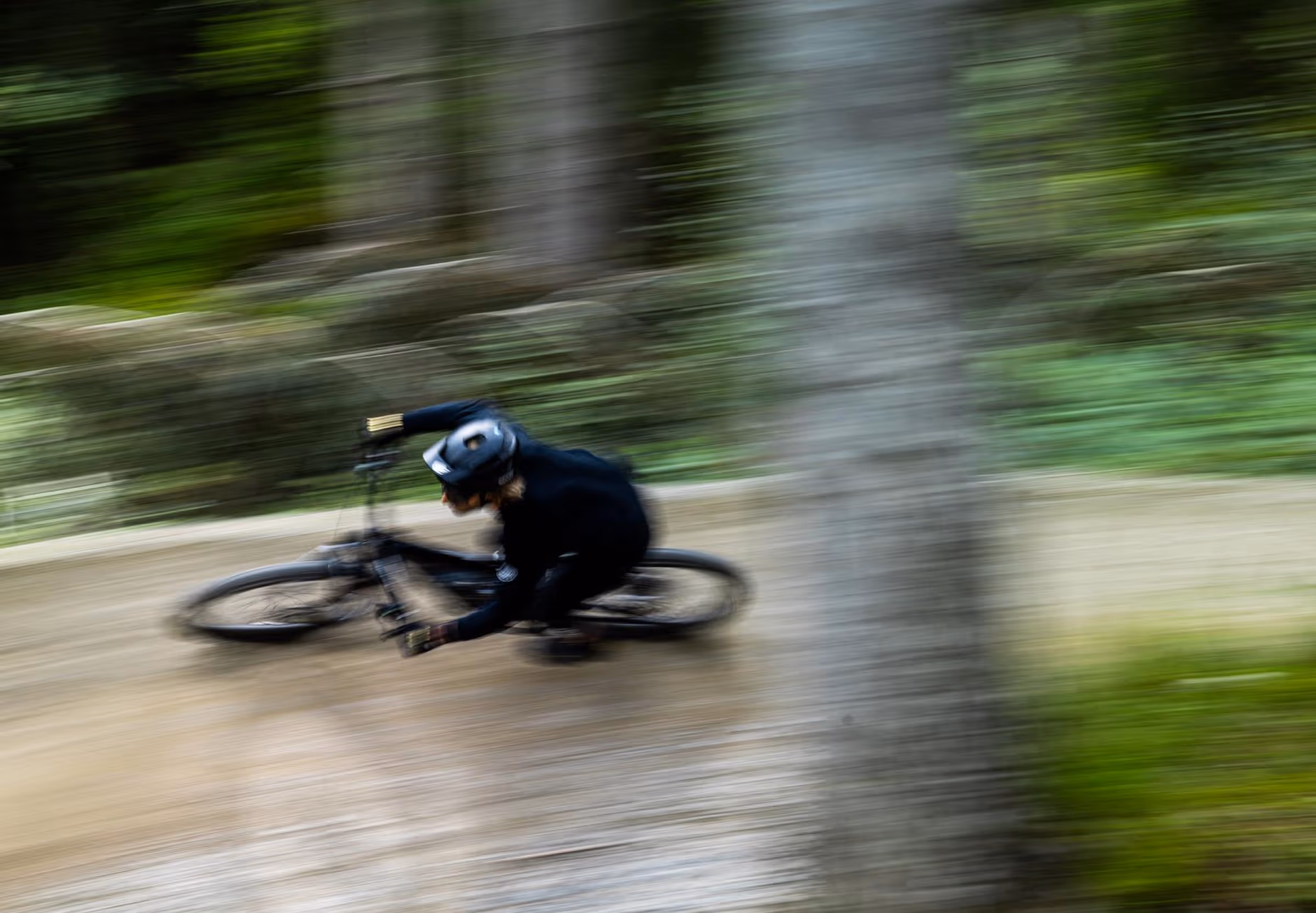 Zwei Mountain-Biker auf einem Bike Trail