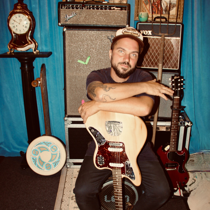 Artist Cha da Fö with his Guitar