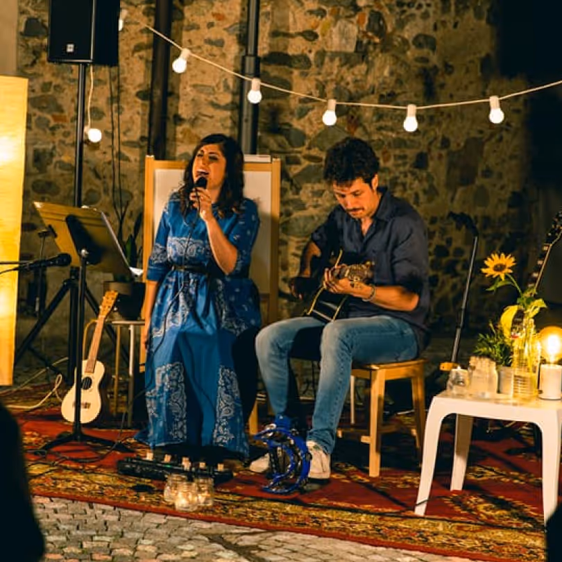 Looppoli, live in the lobby at Riders Hotel