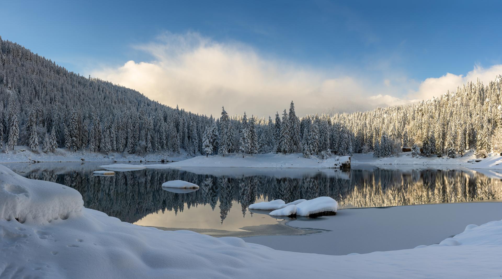 Zwei Mountain-Biker auf einem Bike Trail