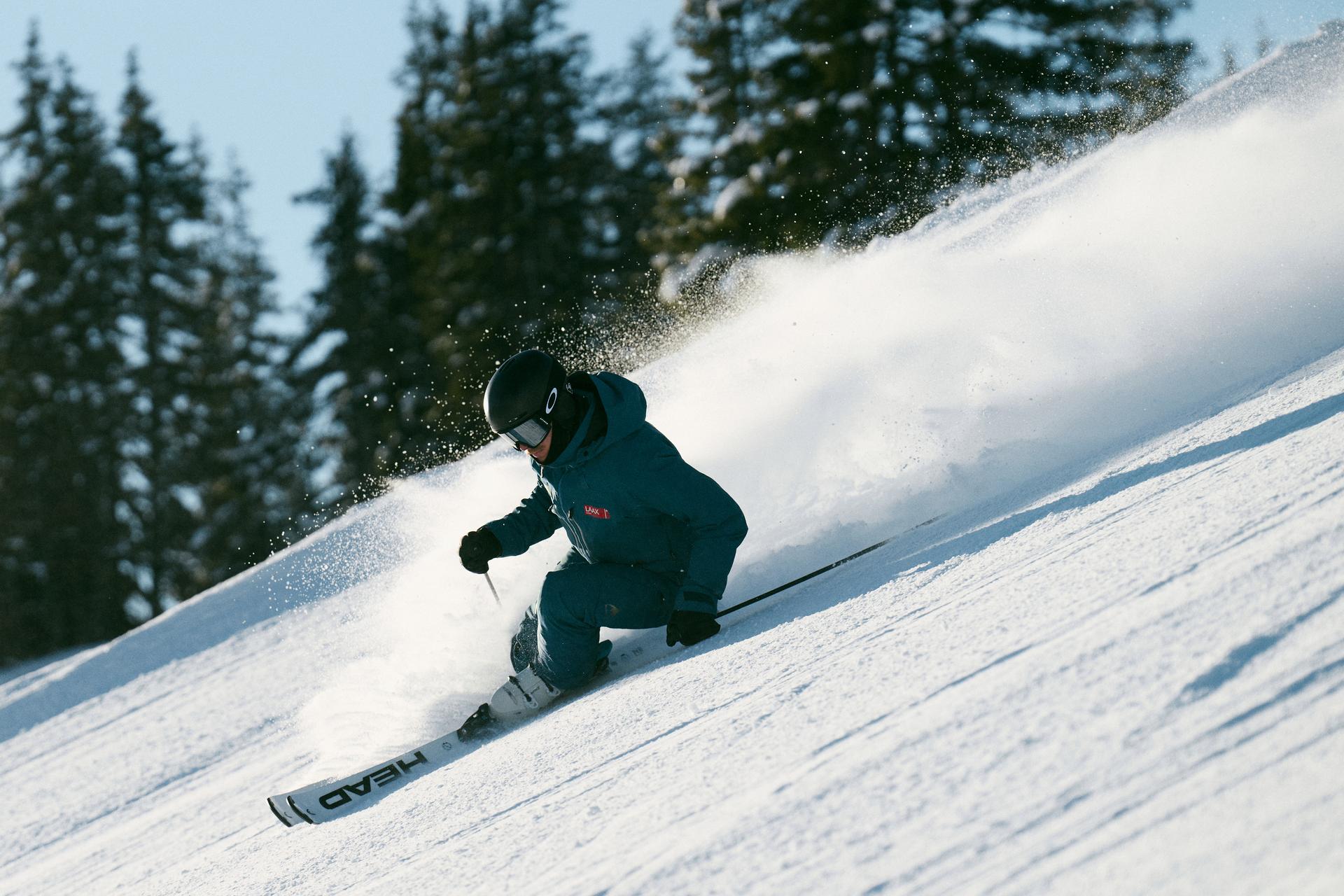 Skateboarder springt über ein Hindernis