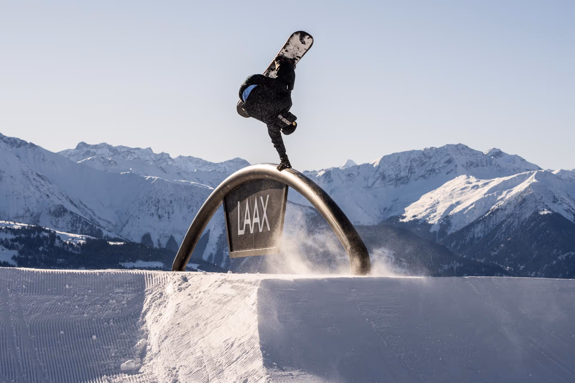Snowboarder jumped über Kicker vor dem Skilift