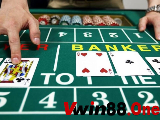 Bài thắng tự nhiên khi 2 lá bài ban đầu có tổng 8 hoặc 9 điểm