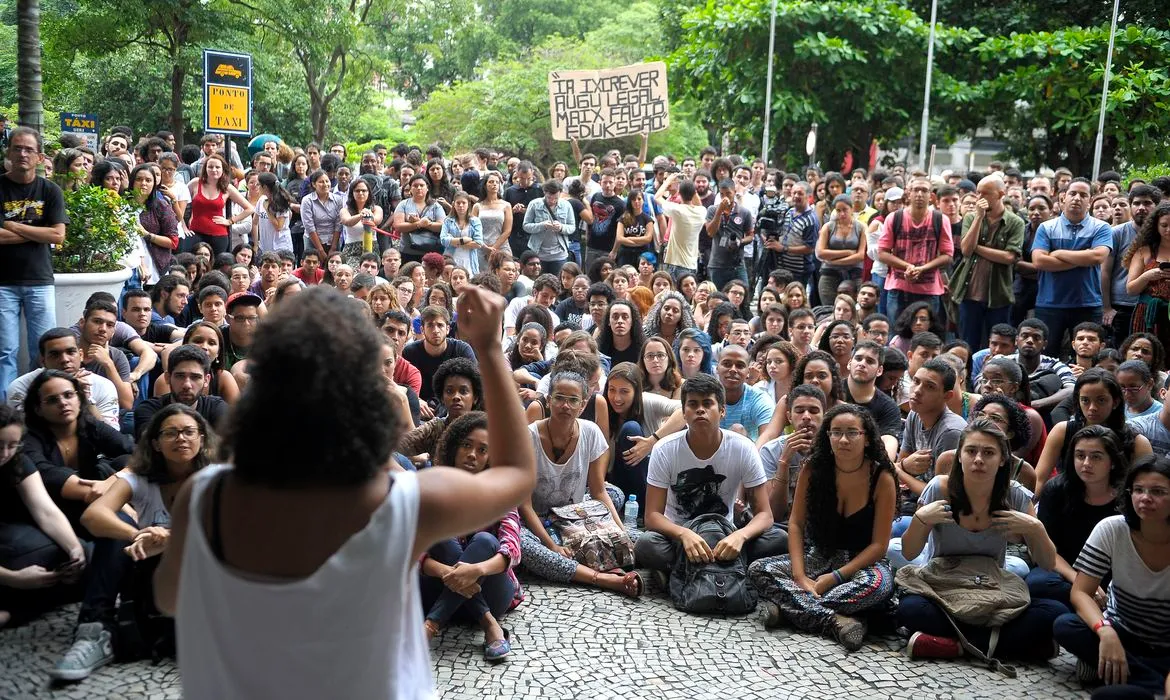 Rio de Janeiro - Alunos da Uerj ocupam o campus da universidade no Maracanã, em protesto pelo não pagamento das bolsas dos estudantes e dos salários de servidores terceirizados (Tânia Rêgo/Agência Brasil)