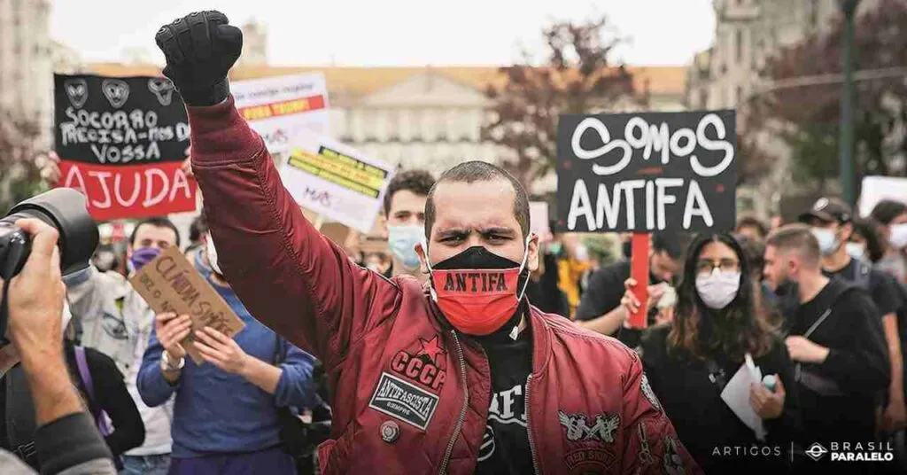 O-simbolo-do-punho-fechado-nos-grupos-antifascistas