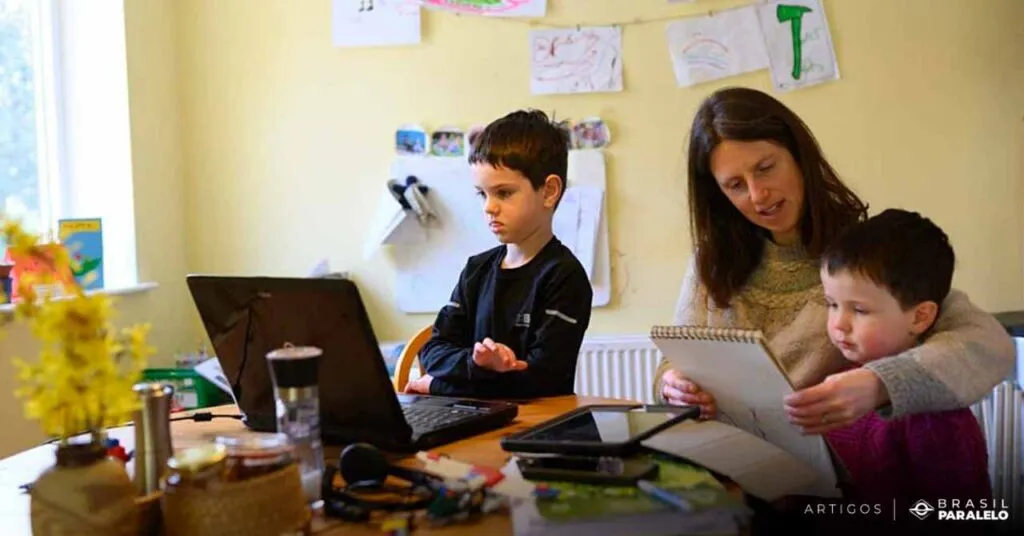Ensino-domiciliar-com-os-pais-ou-tutores-educando-os-filhos