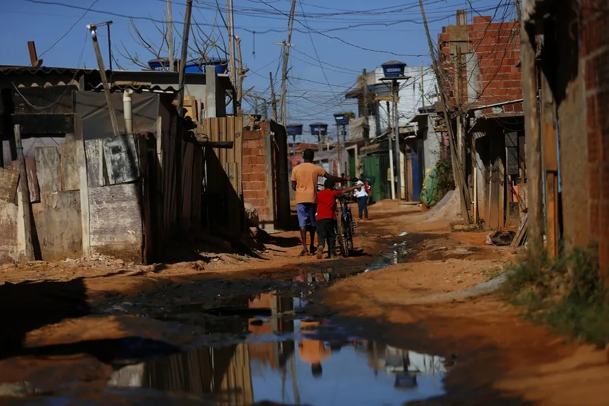 8,7 milhões deixaram pobreza em 2023 e extrema pobreza fica abaixo de 5%  pela 1ª vez | Brasil | Valor Econômico