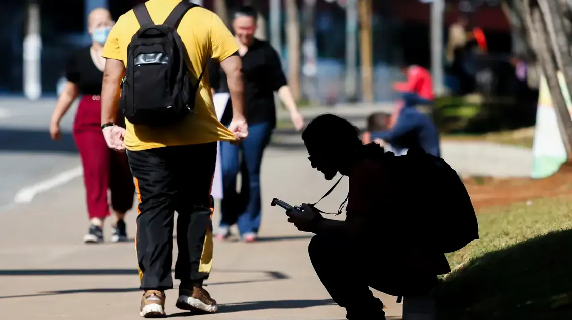 Pessoas caminham em rua no Brasil (Foto: Paulo Pinto/Agência Brasil)