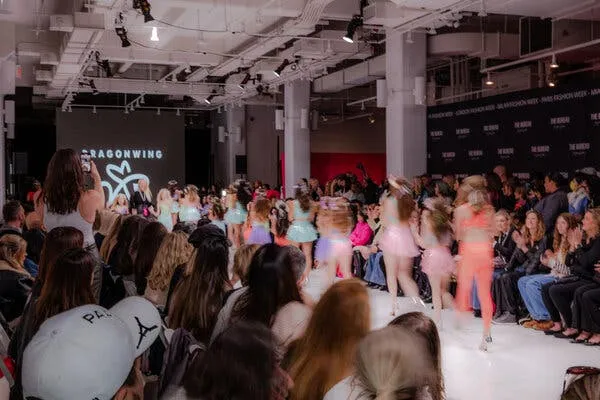 Meninas jovens na passarela.