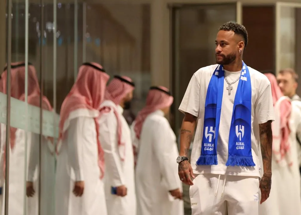 Joia de Neymar com crucifixo chama atenção na chegada à Arábia Saudita; entenda | Famosos | gshow