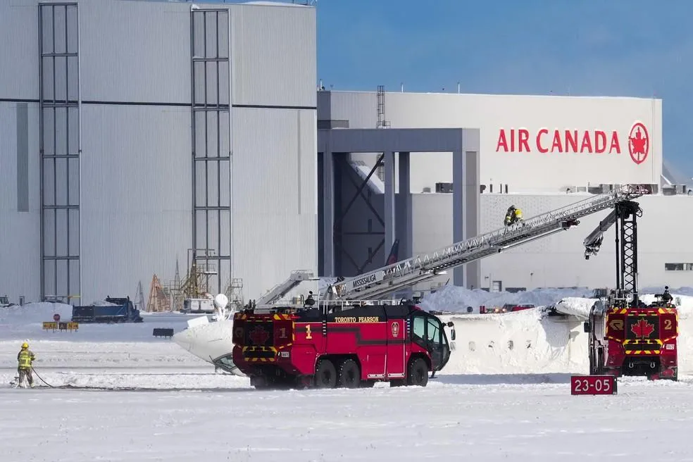 Avião da Delta é visto de ponta-cabeça em pista do aeroporto Toronto Pearson, no Canadá — Foto: Arlyn McAdorey/Reuters