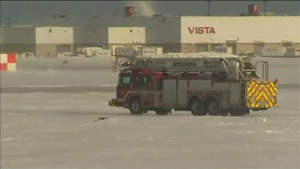 Caminhão de bombeiros no aeroporto de Toronto, após acidente, em 17 de fevereiro de 2025 — Foto: Reprodução/GloboNews
