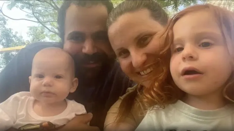 A família Bibas antes de ser separada pelo atentado do Hamas no final de 2023. Apenas o pai sairia do cativeiro com vida. Imagem: Maurice Schnaider/CNN Brasil.