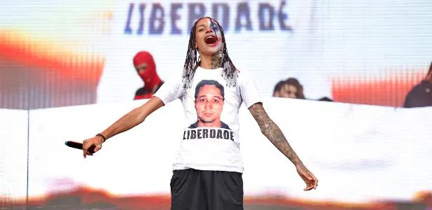 Oruam usando camiseta com a foto de Marcinho VP escrita Lirdade