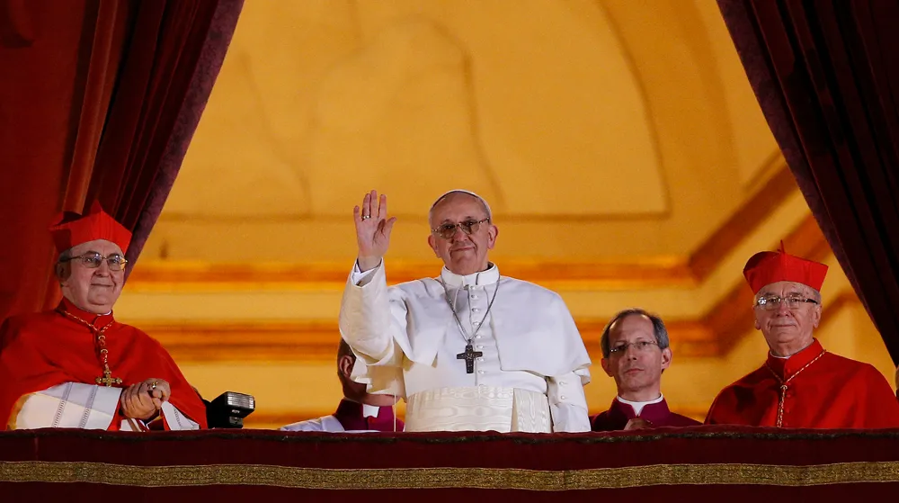 Papa francisco acenando apó ser eleito em 2013