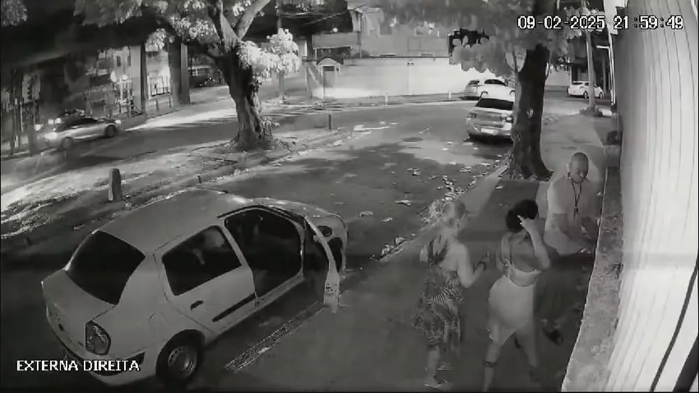 Um homem e duas mulheres chegaram em um carro branco. O homem tentou abrir o portão, mas não conseguiu de imediato. 