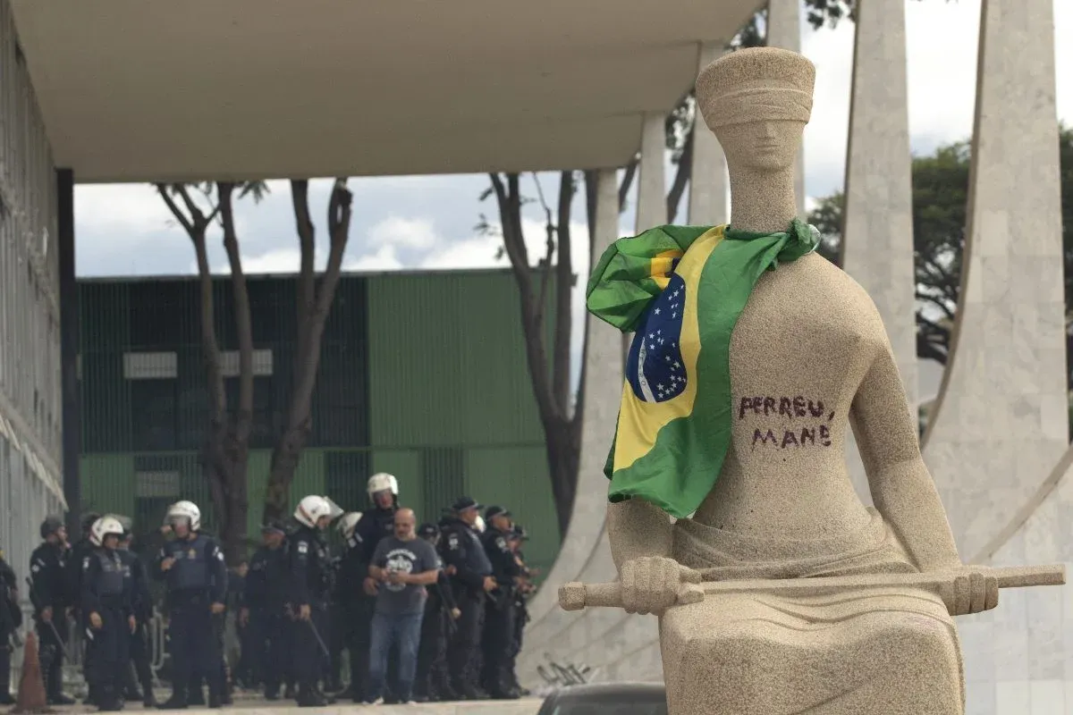 estátua da justiça, em frente ao STF, pixada com a frase Perdeu, Mané