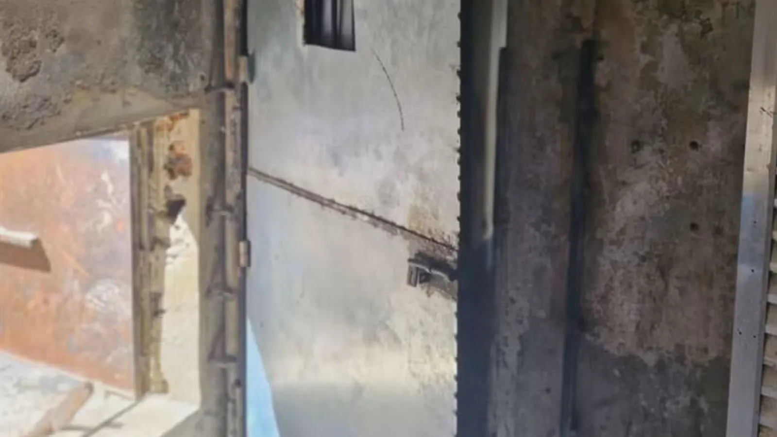 passagem secreta no bunker usado pelos criminosos. Fonte: Polícia Militar do Rio de Janeiro/G1