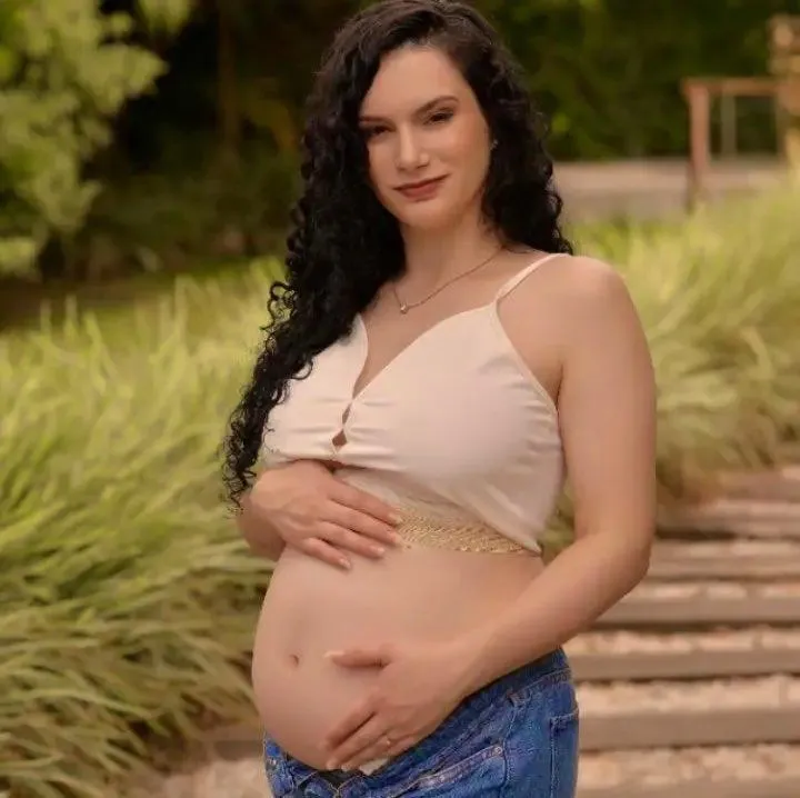 Diovana em uma foto mostrando a barriga de grávida. 