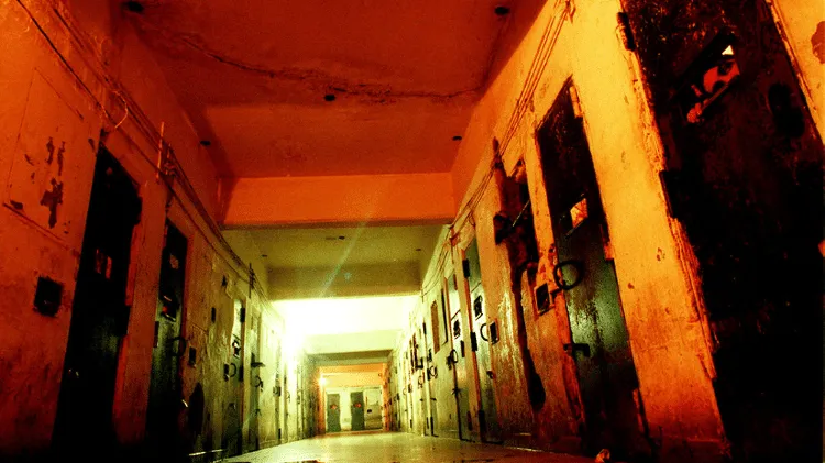 Das celas onde viviam os membros, era possível sentir o aroma de cigarro, charutos e a famosa "Maria Louca"