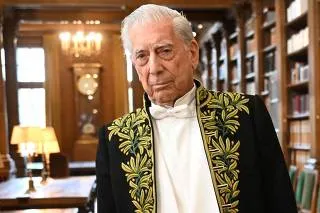 Mário Vargas de Llola em cerimônia da Academia Peruana de Letras.