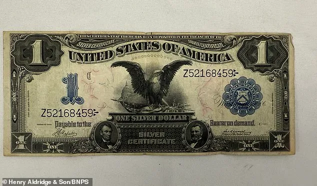 nota de um dólar do bolso de Ernest