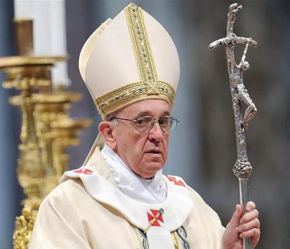 papa francisco usando mitra e pálio durante a missa