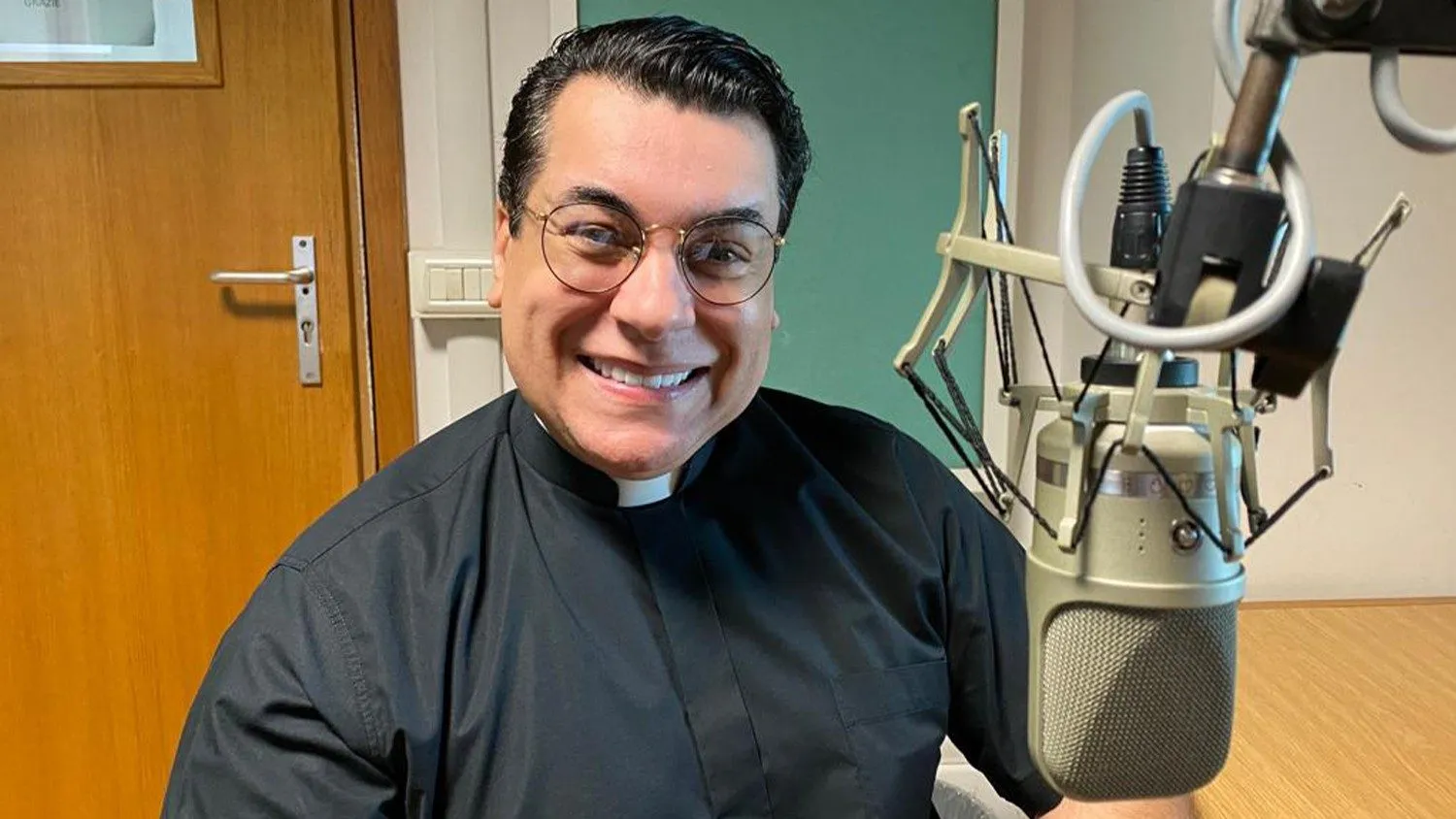 Padre Chrystian Shankardurante programa de rádio