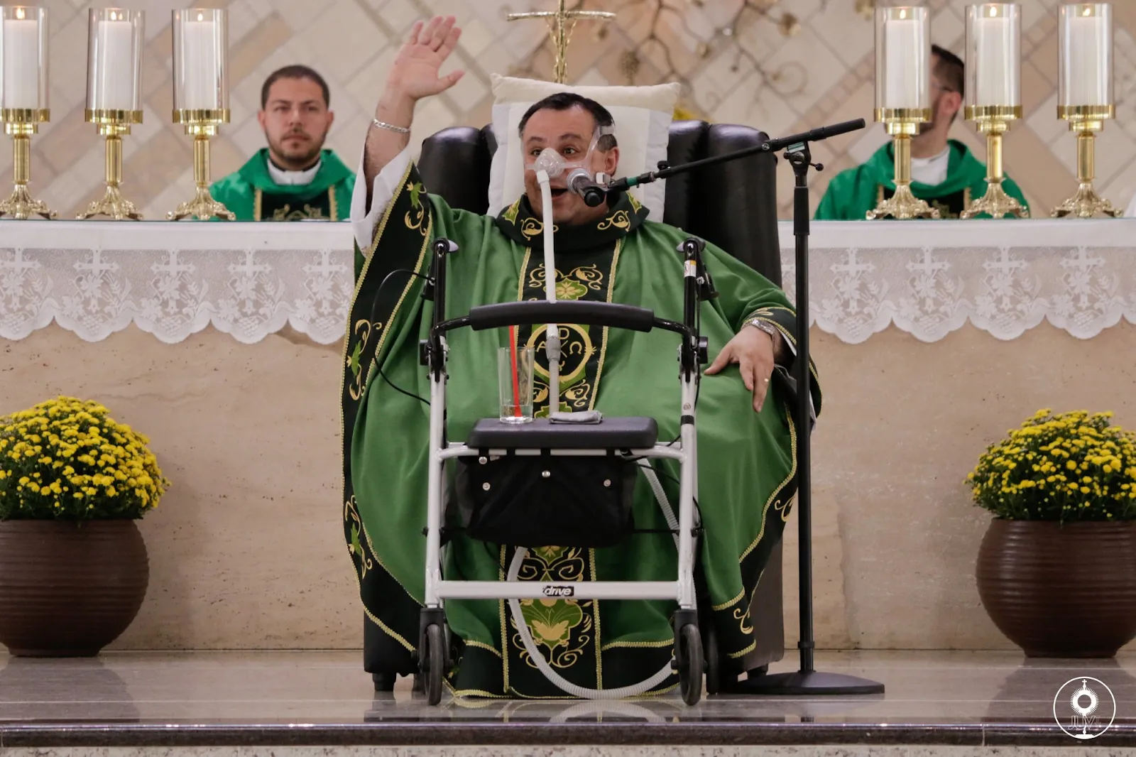 Padre Marlon Múcio durante pregação