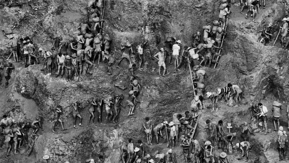 Trabalhadores em serra talhada". Imagem: Divulgação/Sebastião Salgado.