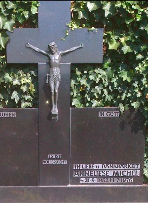 Túmulo de Anneliese Michel. Foto: Site Padre Paulo Ricardo