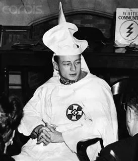 Stetson Kennedy disfarçado de membro da Ku Klux Klan (KKK)