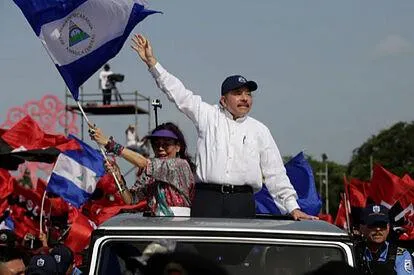 Ortega duarante uma manifestação ao lado de apoiadores