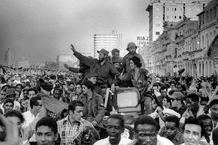 Fidel Castro e outros revolucionários nas ruas de Havana após a revolução