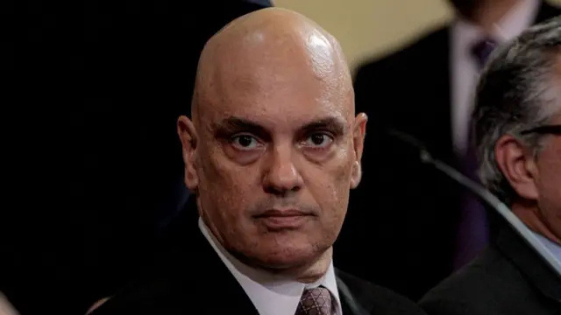 Ministro Alexandre de Moraes sofre sanções econômicas após a aplicação da Lei Magnitsky.