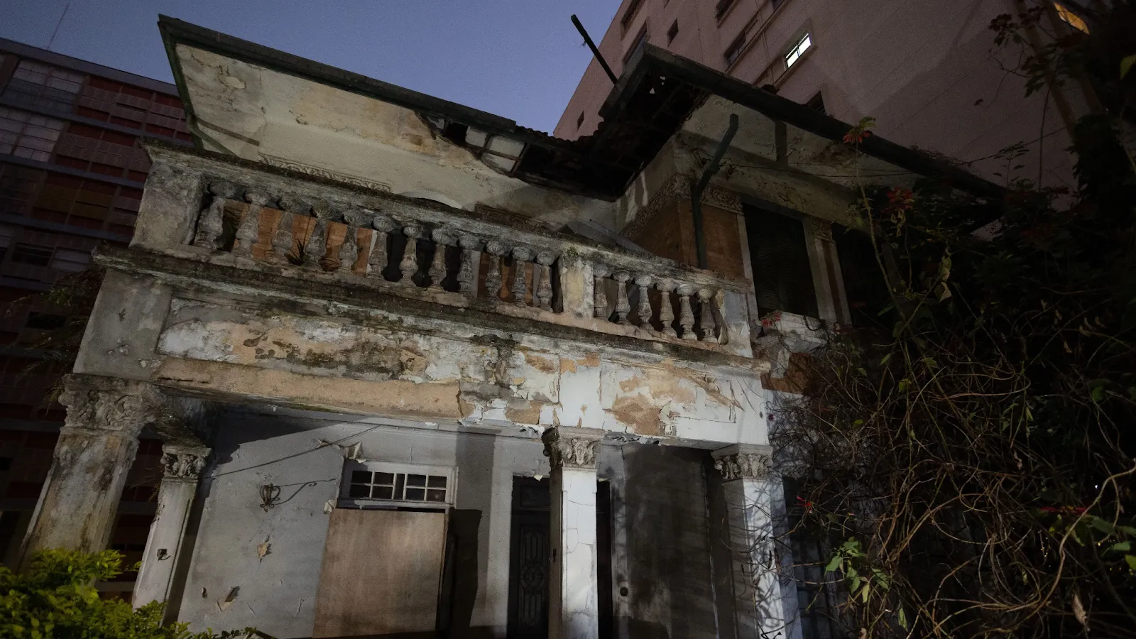 Pessoas observam casa de Margarida Bonetti  Imagem: Isaac Fontana/CJPress/Estadão Conteúdo 