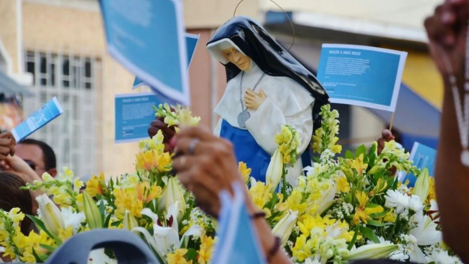 Procissão para Santa Irmã Dulce no dia 13 de agosto, na Bahia.