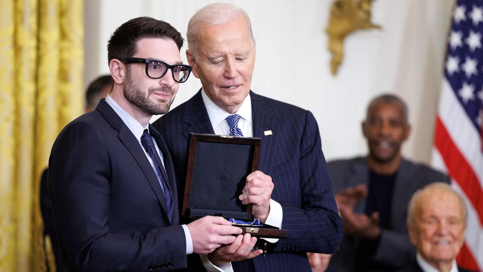 Alex recebendo uma honraria do governo americano na Casa Branca. Imagem: Vanity Fair
